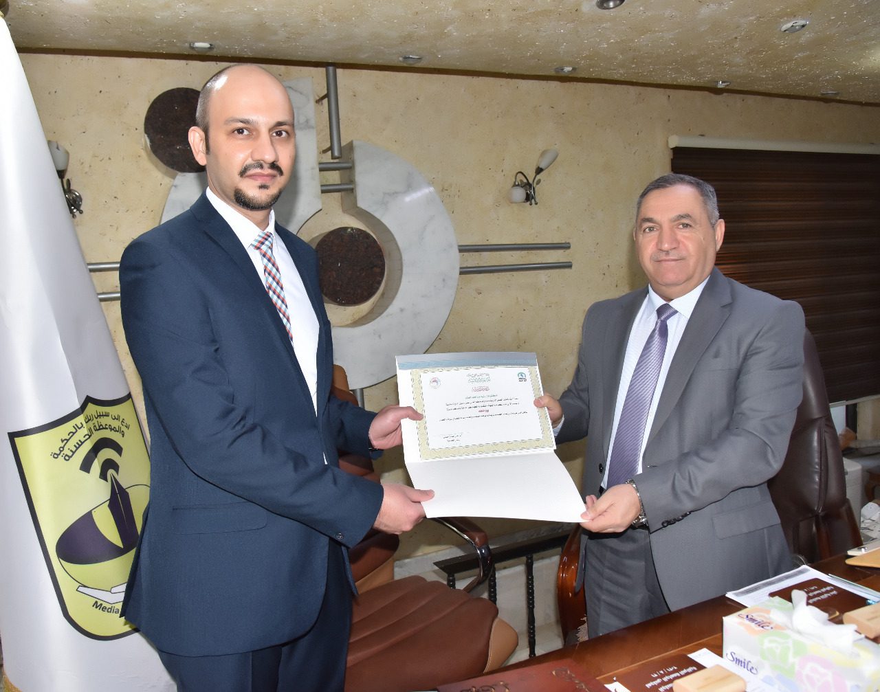 رئيس الجامعة العراقية يكرم تدريسي في كلية الهندسة بمناسبة فوزه بجائزة يوم العلم العراقي