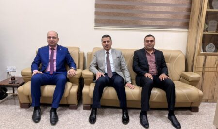 زيارة مدير القسم القانوني ومدير قسم شؤون الديوان لتهنئة مدير مركز الحاسبة الإلكترونية بعودته من الديار المقدسة