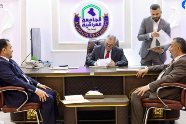 Capture.PNGرئيس الجامعة مع ترقيات